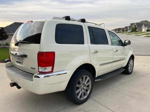 Photo 5 of 18 of 2007 Chrysler Aspen Limited